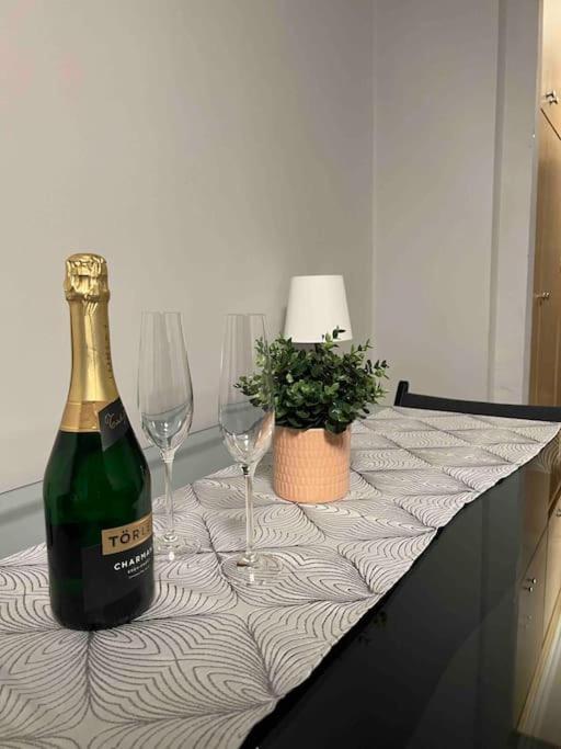 Lovely 1 Bedroom Flat - Gazdagret Budapest Ngoại thất bức ảnh